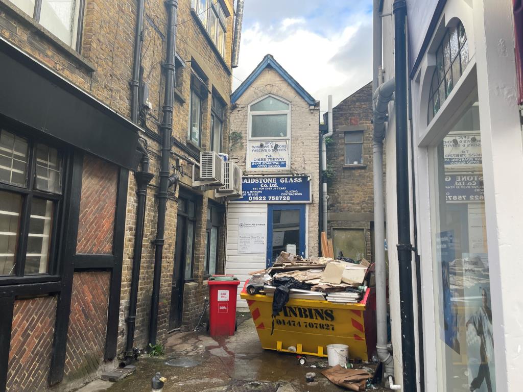 Lot: 129 - TOWN CENTRE WORKSHOP, OFFICE AND STORES WITH POTENTIAL - 